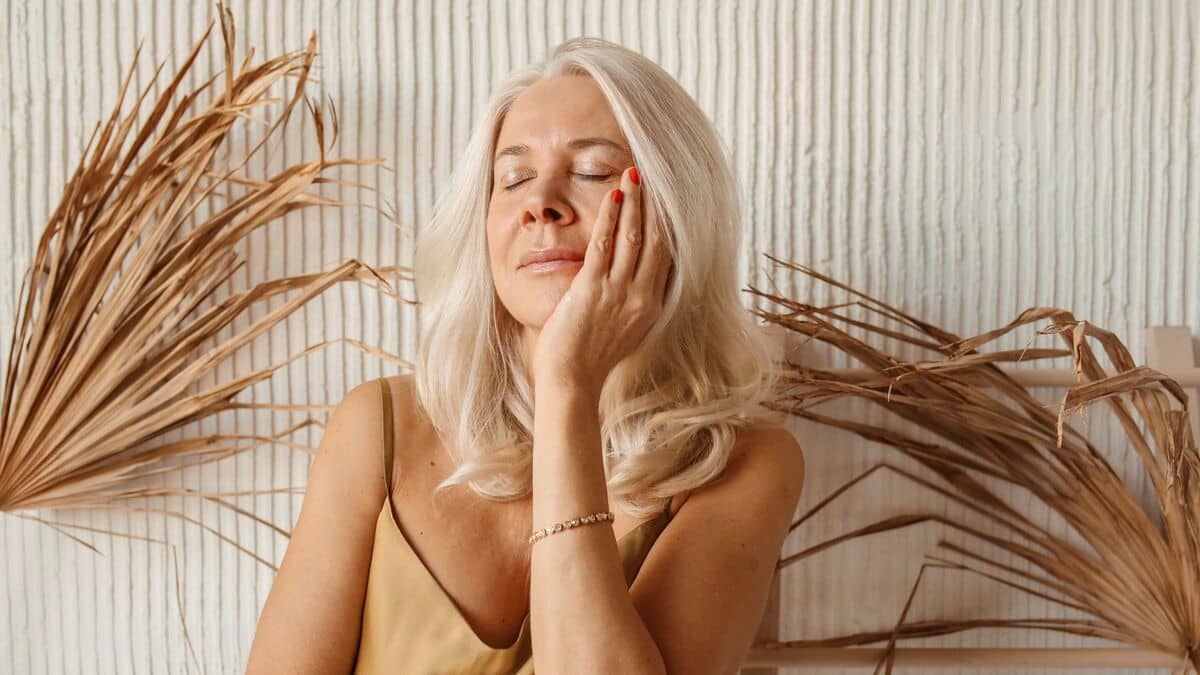 Cómo mejorar la piel en la menopausia: cambios, nutrición, hábitos y rutinas para una piel firme e hidratada