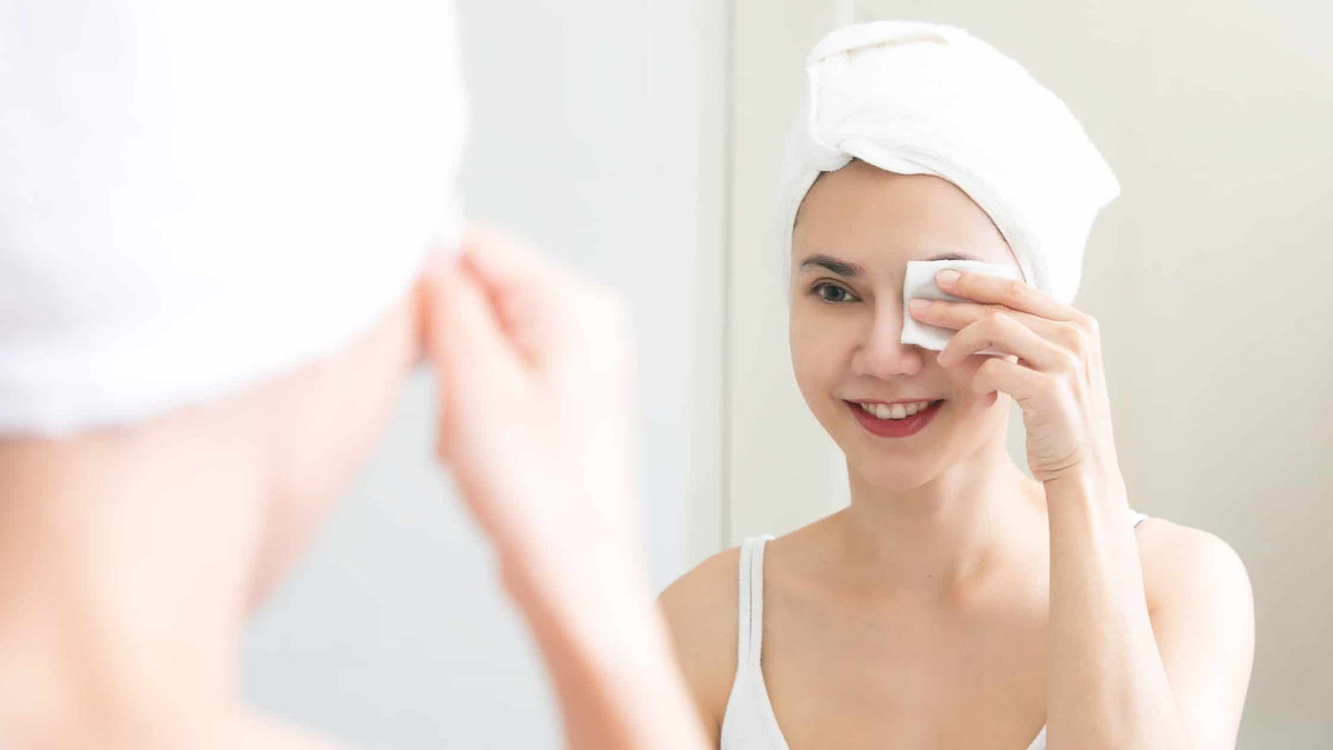 ¿Por qué es importante preparar la piel antes del maquillaje y desmaquillarla bien después?